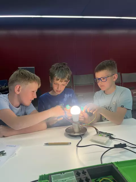  Im Workshop beschäftigten sich die Schulkinder mit dem Thema Stromkreislauf.