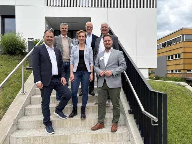 Leute zusammenbringen und Unternehmer vorstellen war das Motto des Sonderwirtschaftsfrühstücks der Steirischen Wirtschaftsförderungsgesellschaft (SFG) im Impulszentrum Niklasdorf. Im Bild: Michael Schickhofer (SFG), Thomas Mrak (SFG), Vizebürgermeisterin Christina Kure, Sigi Nerath, Bürgermeister Johann Marak, FPÖ-Klubobmann Marco Triller (v. l.)  | Foto: MeinBezirk