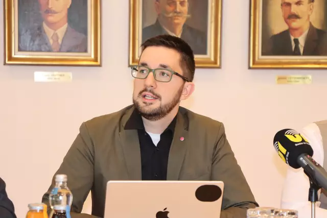 Lukas Huber von der Firma roosi betonte, dass es sich nicht um eine klassische Überwachung handelt. Alle Daten werden sofort wieder gelöscht, strafrechtlich kann nichts erhoben werden. | Foto: Nimpf