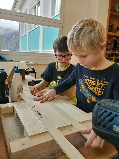 Konzentrierte Gesichter beim Erbauen der Pflanzenkisten. | Foto: VS Virgen