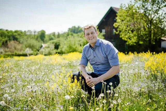 Stefan Kaineder lobt die Initiative des Bodenbündnisses OÖ, gemeinsam mit den Gemeinden für bienenfreundlichen Lebensraum zu sorgen. | Foto: Land OÖ/Werner Dedl