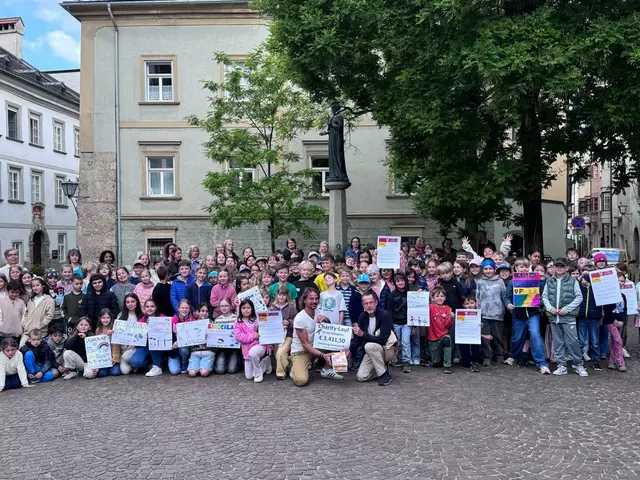 Am Ende erliefen die Kinder in rund zwei Stunden € 3.411,50 die am Donnerstag, den 15.05. dem Obmann der Vinzenzgemeinschaft, Herrn Willi Oberaigner, übergeben wurden.

 | Foto: VS Am Stiftsplatz