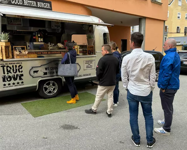 Die Schärdinger nehmen den umstrittenen Food-Truck offensichtlich schon gerne an. Um die Mittagszeit heißt es schon anstellen. | Foto: Franz Gruber