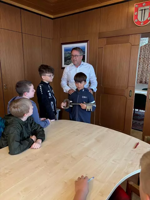 Der Bürgermeister der Apfelpartei bekam symbolisch den Gemeindeschlüssel überreicht. | Foto: VS Rosental