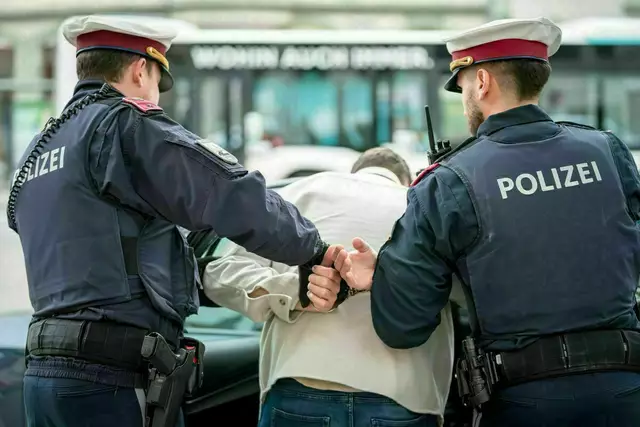 Die Brüder widersetzten sich der Staatsgewalt und die Polizisten mussten Pfefferspray einsetzen. In der Folge wurden die Geschwister festgenommen und auf Anordnung der Salzburger Staatsanwaltschaft in die Justizanstalt Salzburg verbracht.  | Foto: Symbolbild: MeinBezirk.at