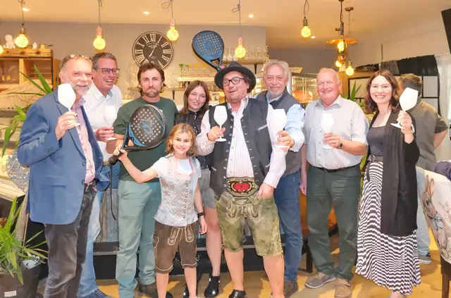 Superstimmung im „Casa Colorata“ – zahlreiche Gäste waren zur Eröffnung vorigen Freitag gekommen. Im Bild sind – Amtsleiter Peter Stampfl, Gemeinderat Martin Sachers, Ciprian Holban (Padel4fun), Tochter Romina, Christina Riegler und Zlatan Stojanovic, Bürgermeister Alfred Reinisch, gf. Gemeinderat Franz Knötzl und GRin Julia Paschinger. | Foto: Claudia Reisinger