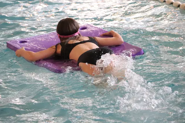 Der Bewerb mit dem Schwimmbrett machte den Kinder Spaß, zielt aber bereits in Richtung Rettungsschwimmen.  | Foto: Edith Ertl