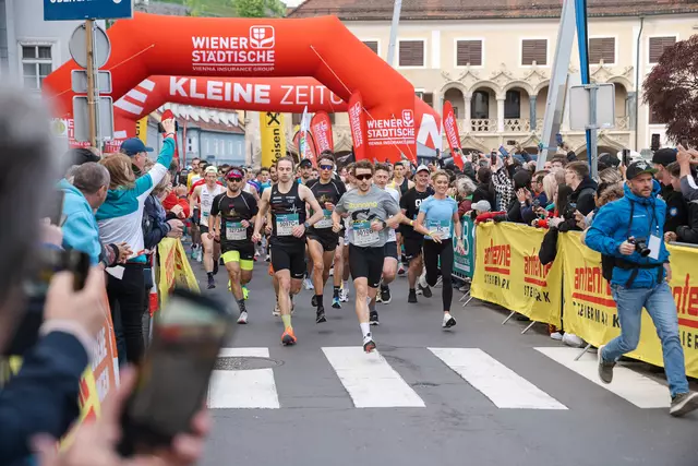 Die Wetterprognosen haben gehalten – kein Regen, aber kühle Temperaturen: Startschuss für den Brucker Businesslauf. | Foto: Ekatarina Paller