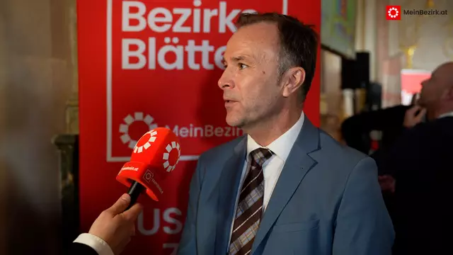 Bürgermeister Bernhard Auinger von der SPÖ: „Von Anfang an war klar: Wir wollen Salzburg nicht nur verwalten, sondern aktiv gestalten. Die neue Form der Zusammenarbeit, die wir eingeschlagen haben, trägt Früchte. Bereits jetzt sind viele der 233 Projekte aus unserem Arbeitsprogramm erfolgreich umgesetzt oder befinden sich in der Umsetzung." | Foto: RegionalMedien Salzburg/Schubert