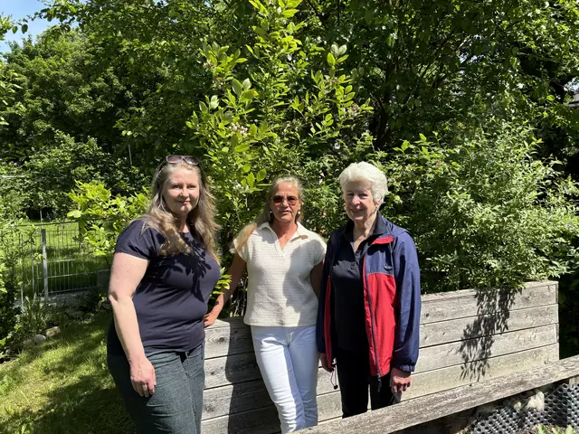 Sybille Wierer-Redjdal (Mitte) mit den beiden "Gärtnerinnen" Magdalena Weismann (links) und Brigitte May. Die beiden haben seit vielen Jahren ein Beet im Gemeinschaftsgarten.  | Foto: Lisa Gold