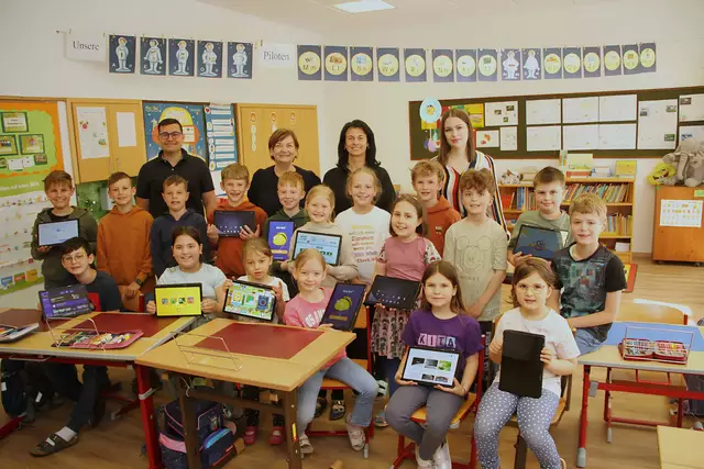 Groß war die Freude, als die Schülerinnen und Schüler der 3. und 4. Klasse der Volksschule neue Tablets von der Gemeinde bekamen. | Foto: Peter Seper