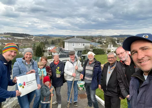 Raab ist bienenfreundliche Gemeinde: Das zeigten engagierte Gemeindebürger, als sie heuer im Frühjahr entlang des neuen Gehwegs "Am Etzlgrund" einen Blühstreifen für Bienen pflanzten.  | Foto: Gemeinde Raab