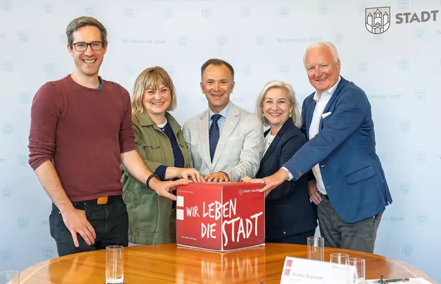 Die Zusammenarbeit in der Salzburger Stadtregierung funktioniert, sagen Bgm.-Stv. Kay-Michael Dankl, Stadträtin Anna Schiester, Bürgermeister Bernhard Auinger, Stadträtin Andrea Brandner und Bgm.-Stv. Florian Kreibich. | Foto: Stadt Salzburg / Alex Killer