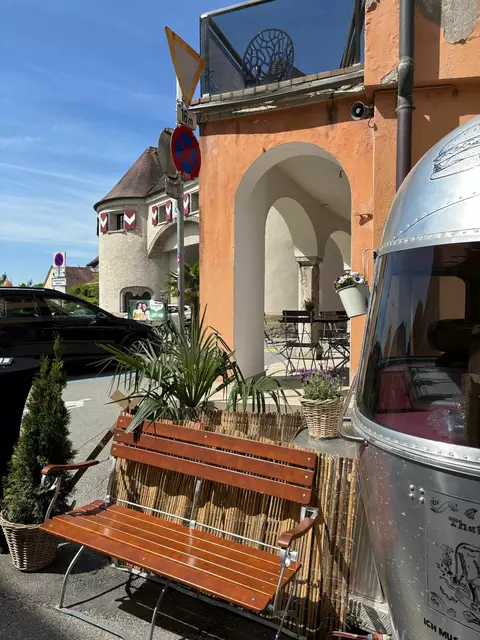 In den Arkadenbögen der Heindl-Passage wurden Tische und Bänke aufgestellt. | Foto: Franz Gruber