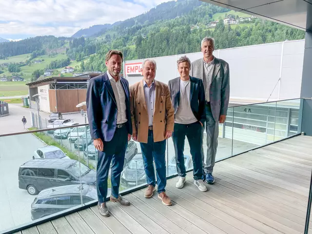 Robert Deflorian (Sparkasse Schwaz), Herbert Empl, Gregor Drühe (beide EMPL) und Johannes Haid (Vorstandsdirektor, Sparkasse Schwaz).