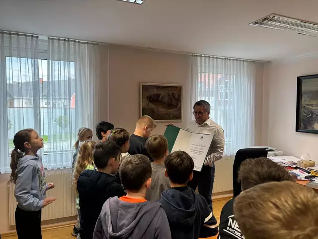 Bürgermeister Johannes Schmid erklärte den Kindern sehr viel. | Foto: VS Rosental