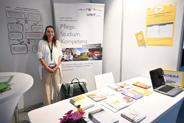 Die UMIT Tirol stellte ihr Programme zur Pflege vor.  | Foto: Königer