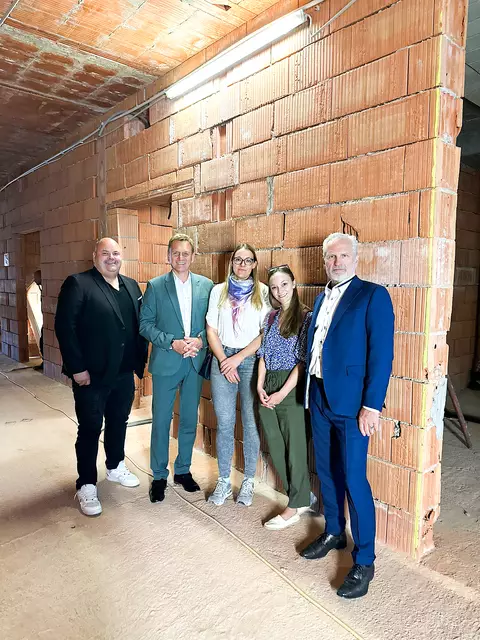 Visite im neuen PVZ St. Stephan – derzeit befindet sich die Einrichtung noch im Rohbau. Zwei der angedachten sechs Ärztinnen konnten sich ein Bild von ihrem zukünftigen Arbeitsplatz machen. | Foto: Stadt Wels