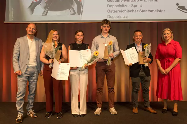 Bürgermeister Johannes Anzengruber (l.) und die Vorsitzende des Sportausschusses, Nicole Heinlein, MA, (r.) gratulierten den SportlerInnen zu ihren Erfolgen im Jahr 2024. Auf dem Bild (v. l. n. r.): die RodlerInnen Lara Kipp, Nina Lerch, Paul Socher und Wolfgang Kindl.  | Foto: © Fred Einkemmer