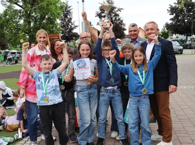 Jubel bei der VS Seiersberg, die den Pinguin-Cup gewann. Glückwünsche kamen u.a. von Bgm. Manfred Komericky und Oliver Kölli (beide re) | Foto: Edith Ertl