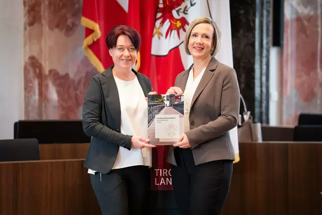 Landtagspräsidentin Sonja Ledl-Rossmann (li.) und Landesvolksanwältin Doris Winkler-Hofer mit dem Jahresbericht 2024 | Foto: Tiroler Landtag/Christanell
