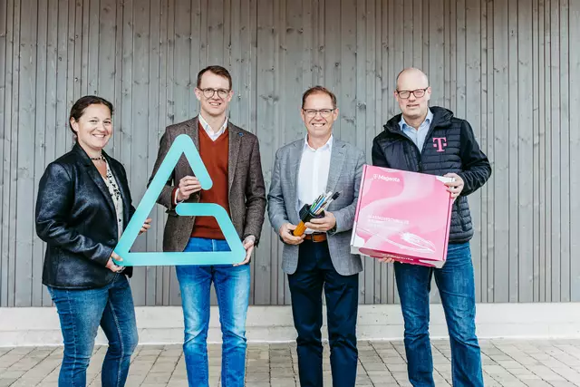 Andorfs Bürgermeister Karl Buchinger (2. v. r.) mit Vertretern von Magenta.  | Foto: Magenta Telekom_Markus Hanetseder