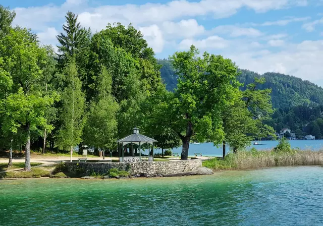 Das türkisblaue Wasser des Wörthersees unterstreicht den Frühstücksgenuss. | Foto: MeinBezirk.at