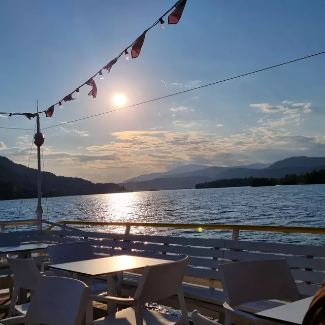 Mit dem bei der Frühstücksbuchung inkludierten Ganztagesticket kann man auch noch den Sonnenuntergang am See genießen. | Foto: MeinBezirk.at