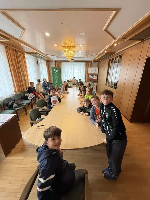 Die Volksschülerinnen und Volksschüler im Gemeindesaal | Foto: VS Rosental