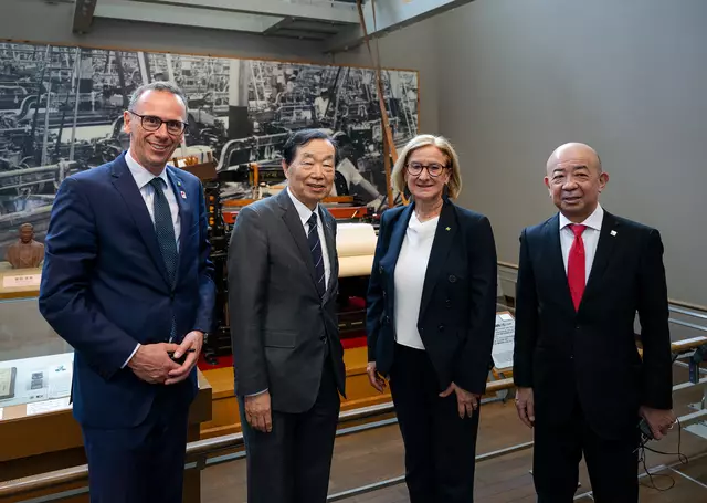 Bei Toyota: ecoplus-Aufsichtsratsvorsitzender Jochen Danninger, Chiaki Yamaguchi (Honorarkonsul) Landeshauptfrau Johanna Mikl-Leitner, Riki Inuzuka (designierter Honorarkonsul). | Foto: NLK Pfeffer