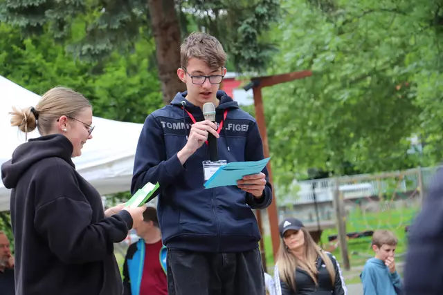 Julia Patterer und Erol Fejzic von der 4a der MS Gratkorn führten informativ durch das Programm.  | Foto: Edith Ertl