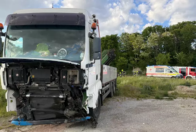 Der Lkw fuhr nach dem Aufprall in ein angrenzendes Feld. | Foto: Doku NÖ