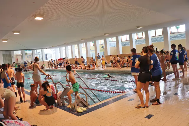 Vor 50 Jahren wurde das Hallenbad in Kalsdorf seiner Bestimmung übergeben. Seither erlernten hier mehr als 10.000 Kinder das Schwimmen. Ursprünglich nur als Schulbad gedacht, ermöglicht das 20 Mal acht Meter große Becken rund 25.000 Besuchern jährlich eine sportliche Betätigung, die wohl zu den gesündesten zählt.  | Foto: Edith Ertl