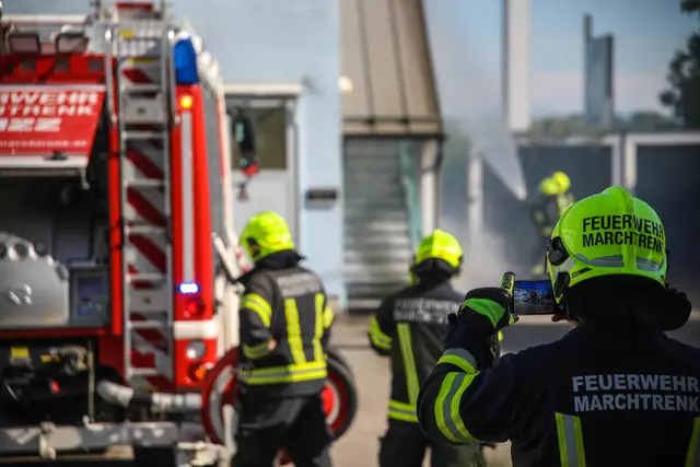 Beinahe hätten die Flammen von einem brennenden Müllcontainer auf ein Wohnhaus in Marchtrenk übergegriffen, doch die Feuerwehr konnte den Brand unter Kontrolle bringen. | Foto: laumat.at