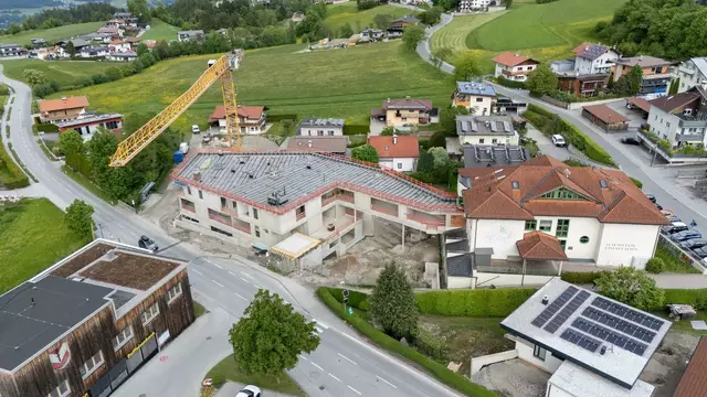 Nur wenige Monate nach Baubeginn wurde bereits die Firstfeier gefeiert, ein Meilenstein für das Mehrgenerationenprojekt in Tulfes. | Foto: Gemeinde Tulfes