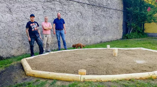 Ortsvorsteher Peter Ruhs, Fahrid Sedaquat und Gemeinderat Alexej Prosoroff sorgten gemeinsam für die Sanierung der Sandkiste. | Foto: Gemeinde Leopoldsdorf im Marchfeld