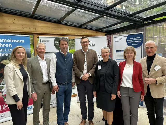 Wirtschaftsfrühstück in der Erlebnisregion Schladming-Dachstein (Höflehner und Steiermärkische Sparkasse)
(v.l.n.r.): Eva-Maria Kroismayr-Baier, Heinz Walcher (Steiermärkische Sparkasse), Albert Royer (RML), Geschäftsführer Gerhard Höflehner (Natur und Wellnesshotel Höflehner), Eva Stiermayr (RML), Vize-Bürgermeisterin Barbara Mayer (Marktgemeinde Haus/Ennstal) und Moderator Siegfried Nerath | Foto: RML