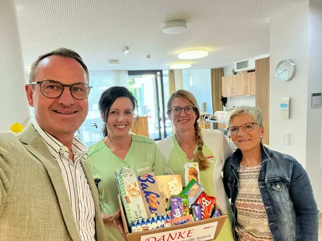 Die SPÖ Rohrbach übergab den MitarbeiterInnen im Bezirks- und Altenpflegeheim Haslach einen Geschenkskorb. | Foto: SPÖ Rohrbach