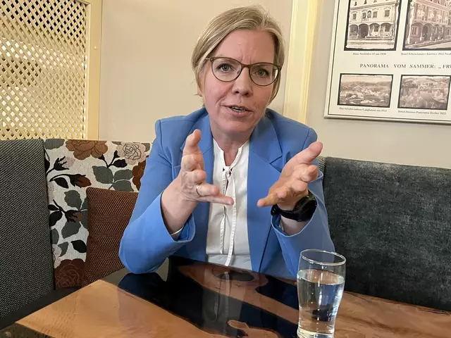 Im Rahmen ihrer Österreichtour unter dem Motto „Auf ein Bier mit Leonore“ traf sich MeinBezirk mit der früheren Klimaschutzministerin und nun Bundessprecherin-Kandidatin der Grünen, Leonore Gewessler, in Neufelden zu einem Gespräch.  | Foto: Helmut Eder