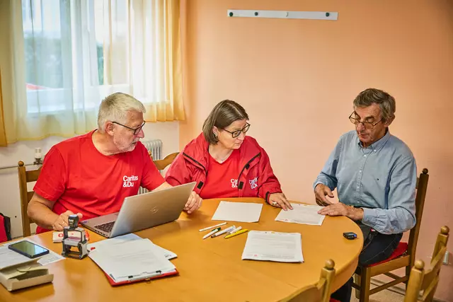 Nach dem Hochwasser – in Böheimkirchen lief die Hochwasser-Soforthilfe-Aktion der Pfarrcaritas schnell an: Pfarrcaritasleiter Christian Köstler und Pfarrcaritasreferentin Christa Herzberger im Pfarrhof Böheimkirchen mit Betroffenen. | Foto: Franz Gleiß
