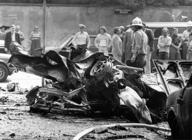 In der Theresianumgasse, die an das Botschaftsviertel im 4. Bezirk angrenzt, explodierte eine ferngezündete Autobombe.  | Foto: Votava / brandstaetter images / picturedesk.com