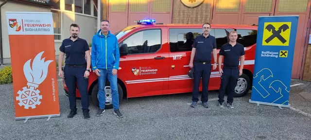 Die FF Sigharting freut sich über die Unterstützung der Raiffeisenbank. | Foto: FF Sigharting