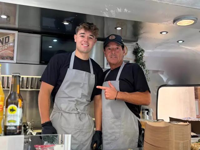 Das umtriebige „Gastrogespann“ Mario und Sohn Yannik Künzel sorgen in der Barockstadt mit ihrem neuen Imbiss nicht nur für Furore, sondern stoßen damit auch auf viel Kritik.  | Foto: Franz Gruber