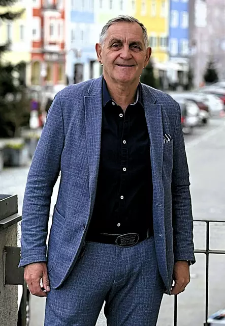 Schärdings Bürgermeister Günter Streicher wollte nach der Schließung der Buchhandlung Heindl keinen Leerstand und genehmigte den Standort, gemeinsam mit der Bezirkshauptmannschaft und dem Verkehrsausschuss – befristet bis zum Ende der Landesgartenschau im Oktober. | Foto: Franz Gruber