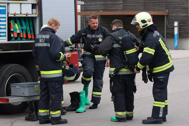 Am Donnerstag mussten die Welser Feuerwehrmänner die Schutzanzüge anziehen, denn: Im Welldorado-Bad wurde Chlorgas-Alarm ausgelöst. | Foto: laumat.at