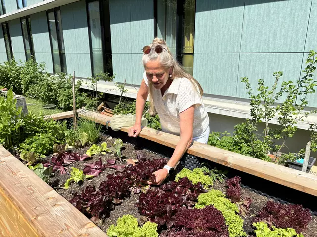 Freude an der Gartenarbeit: Brigitte May bei ihrem Beet.  | Foto: Lisa Gold