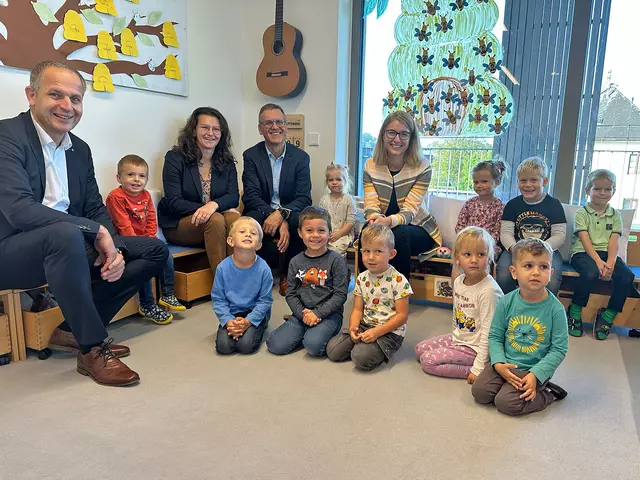 LAbg. Christian Mader (l.), LAbg. Elisabeth Gneißl (2. v.l.) und Bildungslandesrätin Christine Haberlander (r.) setzen sich für eine qualitative Kinderbetreuung und -bildung im Bezirk ein. | Foto: OÖVP