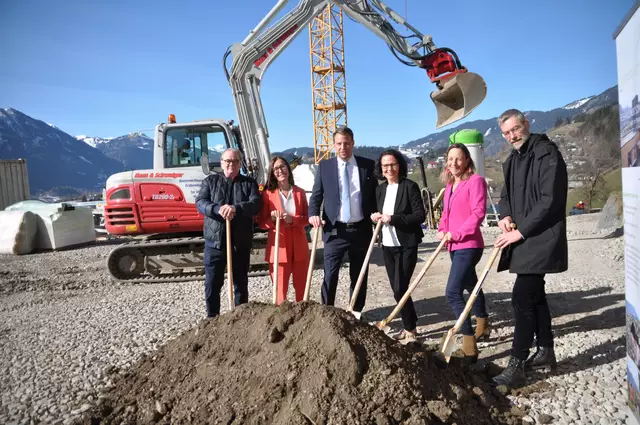 Spatenstich für den Ausbau der Rehaklinik St. Veit im März 2025. Im Bild v.l.: Reinhold Fartacek (Geschäftsführer Rehaklinik Sonnberg pro Mente), Pflegedienstleitung Manuela Brandstätter, Philipp Stöckl (Wirtschaftsdirektor Rehaklinik Sonnberg), Gesundheitslandesrätin Daniela Gutschi, Margarita Seiwald (stv. Ärztliche Leiterin) und Peter Walchhofer (SALK-Managementbereich Technik und Bau) | Foto: SALK/Erfurth