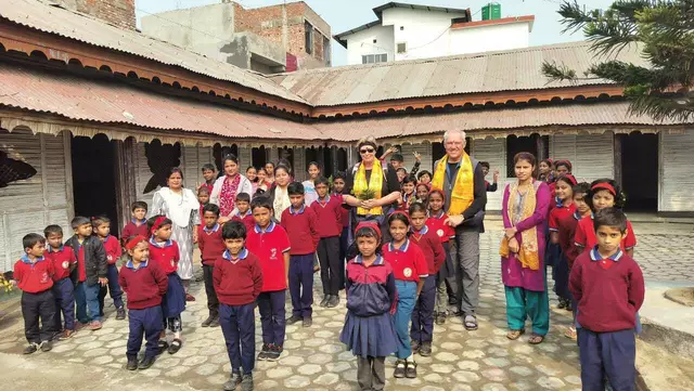 Heinz und Brigitte Söllinger mit ihren Schützlingen in Nepal. | Foto: Söllinger