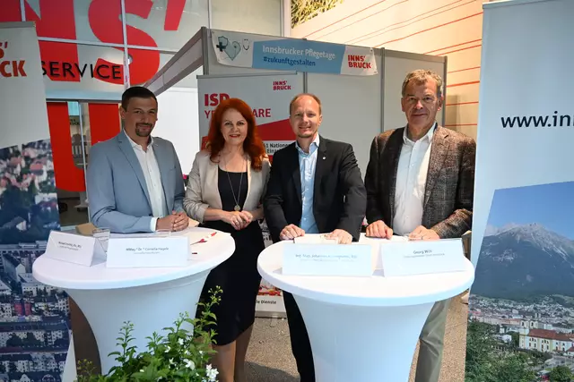 (v.l.) städtischer Pflegekoordinator Michael Urschitz, Gesundheitslandesrätin Cornelia Hagele, Bürgermeister Johannes Anzengruber, Vizebürgermeister Georg Willi.  | Foto: Königer